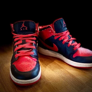 Air Jordan skor - Jag säljer mina Air jordan i mycket bra skick. Andvända ett fåtal gånger. Om intreserad skriv. Var inte rädd att fråga om du har några funderingar 😀 Box ingår 📦 