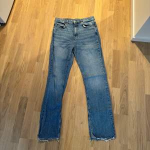 Jeans från GinaTricot i storlek 40 med slits längst insidan på byxan och medelhög midja.  Hör av dig om du vill ha fler bilder hur byxan sitter på🩵