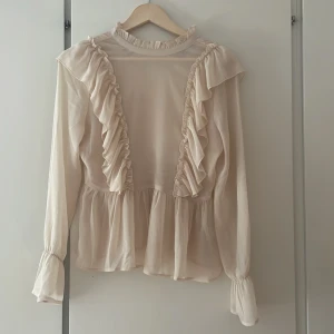 Blus  - Helt oanvänd blus från vila, den är i storlek M men skulle nog säga att den är lite liten i storleken då den nästan är för liten för mig som brukar ligga mellan S och M. Genomskinlig!!