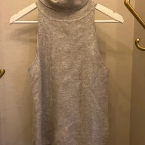 Soft goat topp - Underbar ljusgrå soft goat topp i 100% Kashmir. Nypris ligger någonstans runt 2500kr, storleken på taggen är L men passar även xs-m om man vill att den ska sitta lite mer löst.