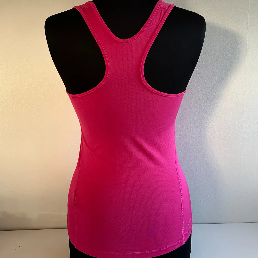 Supersnyggt rosa Nike-linne i storlek S💓I nyskick! Köpare står för frakt🤗. Sport & träning.