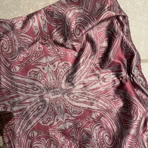 Tube top - Tube top med jätte gulligt lila mönster. Perfekt för sommaren ❤️🌷använt fåtal gånger 💘