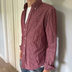 Ralph Lauren skjorta - Jättefin Ralph lauren skjorta i bra skick. Modellen på bilden är cirka 180. Kontakta gärna om frågor eller funderingar.
