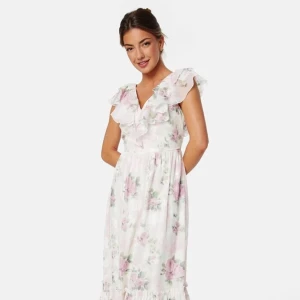 Blommig volang klänning - Jättefin ny volang klänning med blommigt mönster köpt på Bubbleroom! Prislappar kvar, säljes då jag råkat köpa i fel storlek!  Nypris: 1200kr 