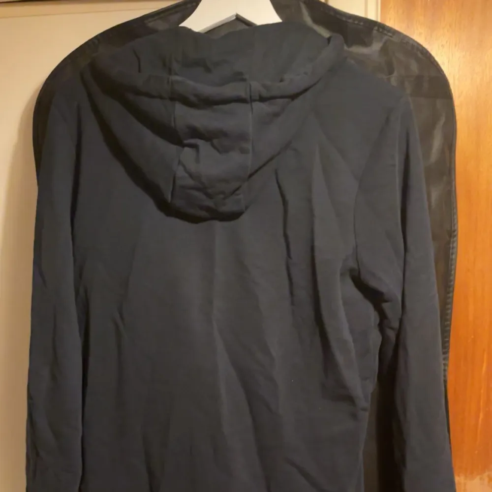 Tja! Säljer zip hoodie ifrån dressman i mörkblå färg, denna är använd ca 10-13 ggr men fortfarande i skick 8/10.. Tröjor & Koftor.