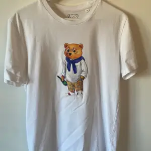 Tjena! Snygg T-shirt med björn tryck! Storleken är M och använd fåtal gånger:)