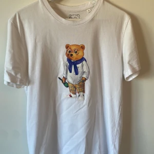 T-shirt med tryck! - Tjena! Snygg T-shirt med björn tryck! Storleken är M och använd fåtal gånger:)