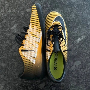 Nike Mercurial Futsal - Sjukt feta Nike Mercurial futsalskor. Använt skick men inga som helst defekter!  Storlek: 38