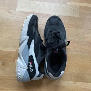 Sneakers Fila - Ett par sjukt fina sneakers från Fila som tyvärr inte kommer till användning. Sparsamt använda och inga tecken på defekter! Nypris ca 1200kr Storlek: 43