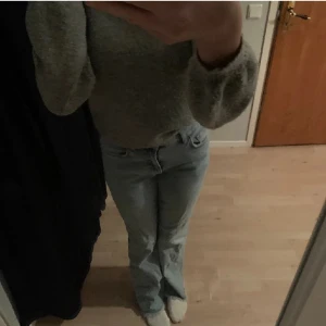 Jeans - Midwaisted jeans ifrån gina💋 Är nedtrampade men inget man tänker på när man väl har på sig de❤️