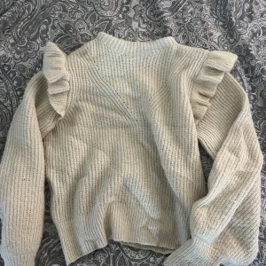 Volang tröja - Stickad volang tröja från vila. Fint skick men kommer inte till användning längre. Köpt i butik för 499kr💓☺️