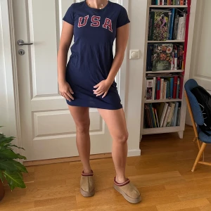 T-shirt klänning USA - Polo Ralph Lauren - T-shirtklänning från Ralph Lauren med ”USA” logo som passar perfekt inför 4th of July eller bara till vardags! Strl XS - men passar även S! 