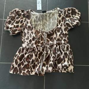 En tröja från Gina Tricot med leopard mönster.  Aldrig använd och prislappen är kvar. 