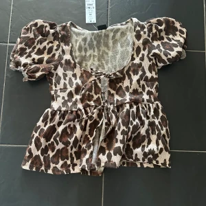 Top med leopard mönster  - En tröja från Gina Tricot med leopard mönster.  Aldrig använd och prislappen är kvar. 