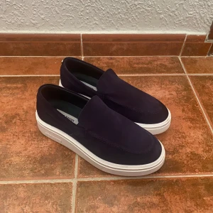 Steve Madden Loafers/Slip-Ons Mörkblå - Nypris: Ca 2000 kr Mycket bra skick! Endast använda 1 gånger någonsin Storlek: 41 Mörkblå