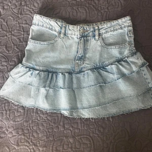 Volang jeanskjol - Superfin volangjeanskjol från gina, aldrig använd men har tagit av prislappen. Nypris 399.