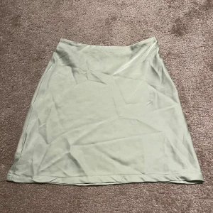 Sommarkjol - Jättesöt ljusgrön sommarkjol som tyvärr blivit för liten! 