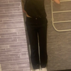 Kostym byxor - Super fina lågmidjade bootcut kostym byxor som tyvärr är lite för små💕. Använda några gånger men inga tecken på användning💖💖använd inte köp nu