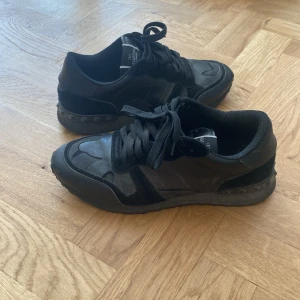 Rockrunners  - Säljer nu mina rockrunners i använt skick. Dessa svarta rockrunners är i storlek 42 men kan passa folk med 43. Skorna är perfekta för att tex springa eller golfa i eller att bara gå på stan med. Inget og med kommer därav det låga priset. 