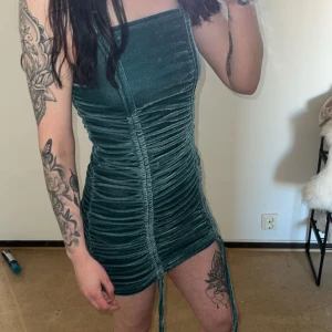 Mintgrön sammet klänning med snören - Väldigt svår att ta bild på, mycket finare IRL än bild, älskar denna men inte något jag använder. Storlek S men passar även XS. Sjukt vacker klänning, snören på sidorna man kan knyta, långa snören. Prisvärt 😍