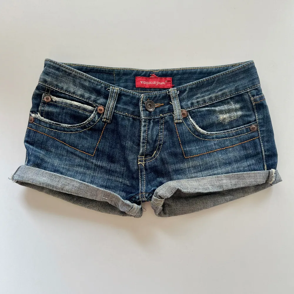 Lågmidjade vintage jeans shorts. Midjemått: 72 cm, 36 cm rakt över. Finns inga bilder på då de är för små 💓. Shorts.