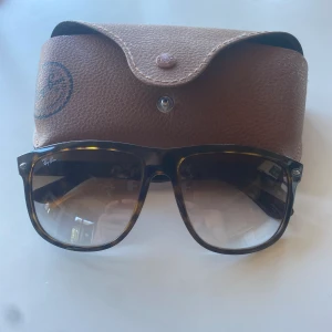 Ray-Ban boyfriend - Ett par feta glajor till sommaren. Skick: lite repor på glaset därav priset. Fodralet ingår!