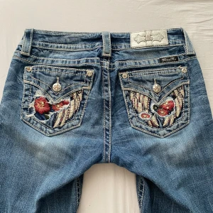 Miss me jeans - Säljer mina supersnygga miss me jeans, Finns en liten fläck på låret som var där när jag köpte men inget som syns mycket! Säljer då dem har blivit lite stora för mig tyvärr, Lite nertrampade där nere! Skriv innan köp! Pris kan diskuteras💞 