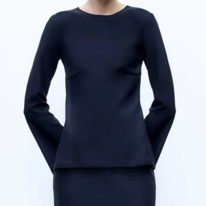 Mörkblå figursydd tröja - Jätte fin tröja som sitter hur bra som helst. Den är i bra skick