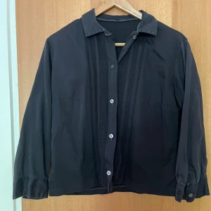 Svart skjorta - Svart jättefin skjorta med mönster, bra skick, står ingen storlek men XS/S beroende på passform