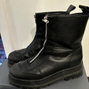 Zara boots  - Good boots for the rain and very warm 🤩