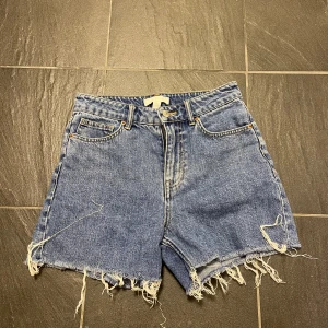 Jeans shorts  - As sköna jeans shorts från hm, snygga slitningar och perfekt längd. Endast använt 1 gång så nyskick!