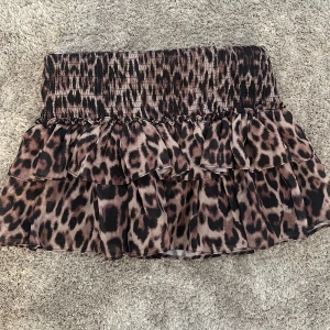 Leopard kjol - Säljer denna söta leopard mönstrade kjolen som inte kommer till någon användning! Det går att vika ner kjolen och ha den hur man själv vill! Storlek xs men passar även s!💕💕