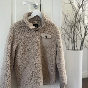 Pelle P - Fin jacka i helt nyskick! Absolut aldrig använd och inga fläckar. Ny pris 1200kr