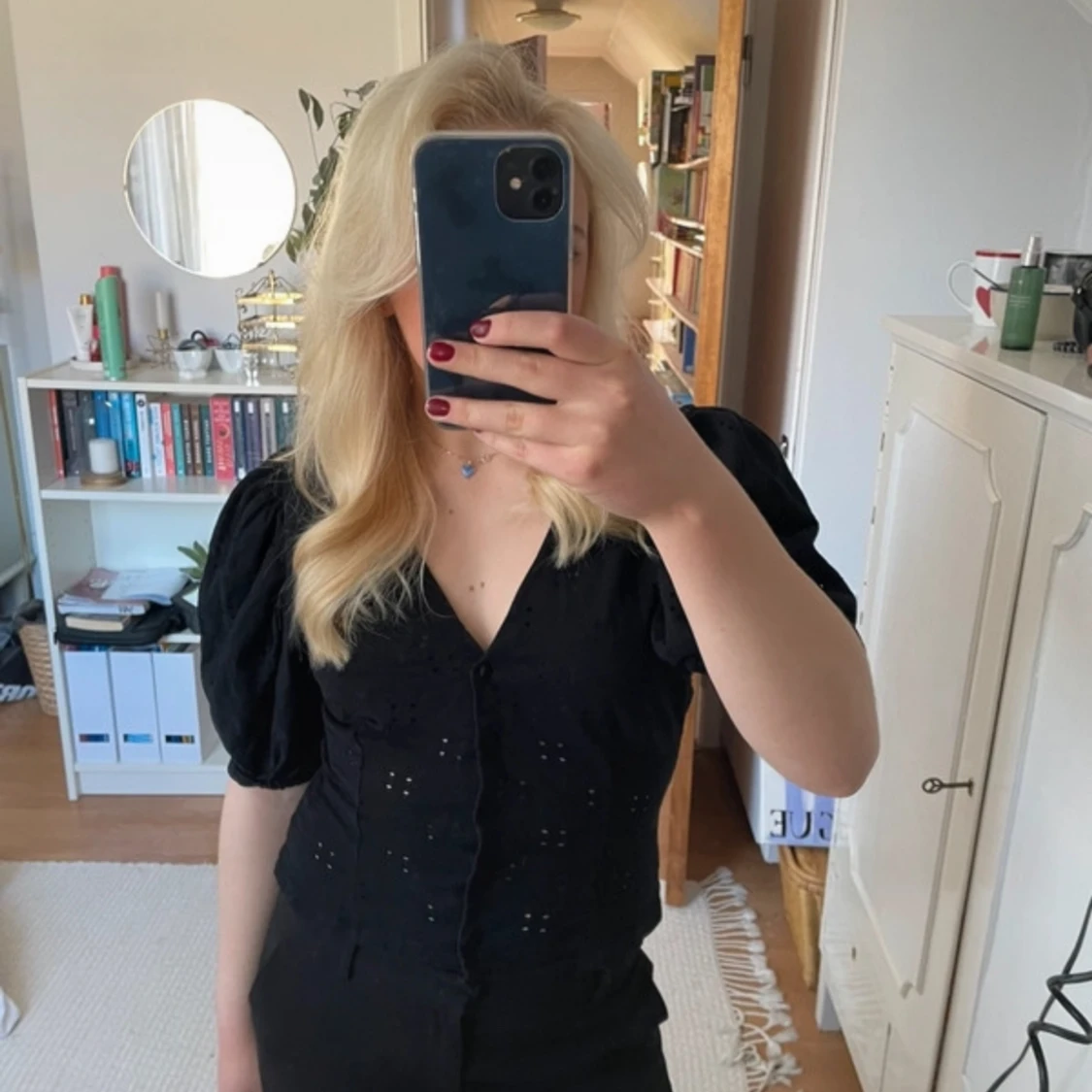 svart topp med puffärm