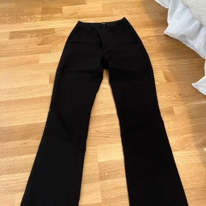 Kostymbyxor från Bikbok  - Hej säljer ett par fina kostymbyxor från bikbok, säljer de för att dem har blivit för små för mig. Skriv om du är intresserad🤍❤️