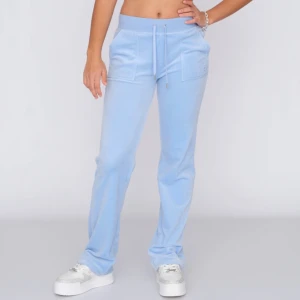 Powder blue juicy byxor - Använd ett par gånger men sitter jättefint och är i en fin färg!