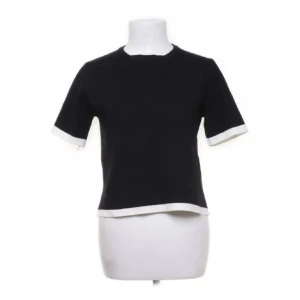 Stickad t shirt - Stickad t shirt från zara i bra skick. Strl M men passar mig som brukar ha S