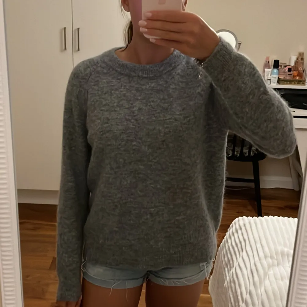 Superfin ljusgrå stickad tröja köpt på zara💕. Neuleet.