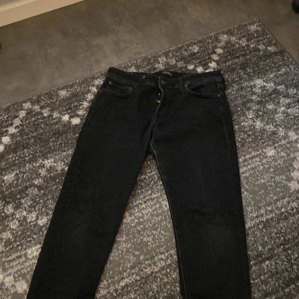 Jack and jones jeans säljes i bra skick använd några gånger och är perfekt. Storleken på den är 32/32 men passar även 30/32. Den kommer ny tvättad och strykt/ pris kan diskuteras . Jeans & Byxor.