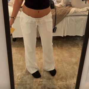 Lågmidjade linnebyxor - Säljer dessa otroligt efterfrågade linnebyxorna från Roxy, de är helt nya använt de 2 gånger. Hör av er vid frågor❤️