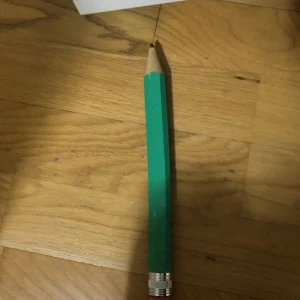 Stor penna - En stor penna den skriver och den tar inte slut den är grön 