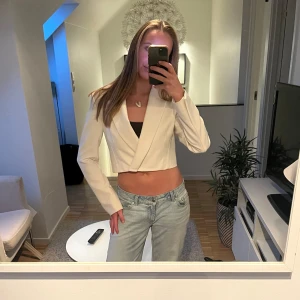 Cropped blazer  - Vit croppad blazer i strl S från Zara, i princip oanvänd. 