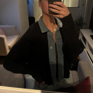 Kofta - Svart kofta med jeans detalj i strl S/M. Köpt för ca 900 kronor, säljer för 200 kronor