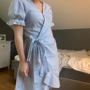 Superfin klänning! - Säljer min fina klänning från BYIC då den tyvärr är förstor. Använd en gång så är som ny! (Samma modell som bild två)