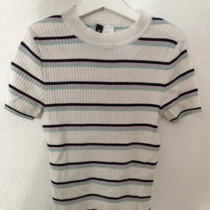 Randig T-shirt  - Bra skick! Använd gärna köp nu🙌✨