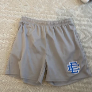 Eric emmanuel shorts  - Perfekta nu till sommaren. Riktigt sköna. 