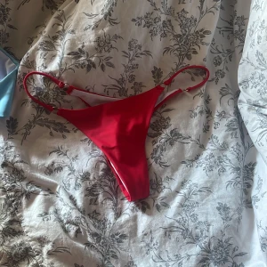 Röd bikiniunderdel  - Oanvänd röd bikini som jag tyvärr behöver sälja då den inte passar. Passar både s och m. 