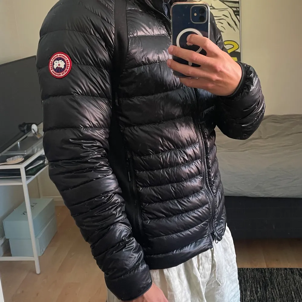 Säljer nu min hybrid jacka från Canada goose, den har storlek M och har inga slitage eller märken, så skicket är 9/10. Har haft den i ca 1 år och nu är den lite för liten så det är dags att köpa ny. Köpte jackan på farfetch för ca 8000 kr.. Jackor.