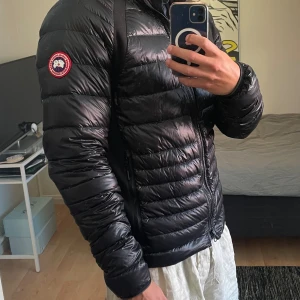 Canada goose hybridge tech jacket - Säljer nu min hybrid jacka från Canada goose, den har storlek M och har inga slitage eller märken, så skicket är 9/10. Har haft den i ca 1 år och nu är den lite för liten så det är dags att köpa ny. Köpte jackan på farfetch för ca 8000 kr.