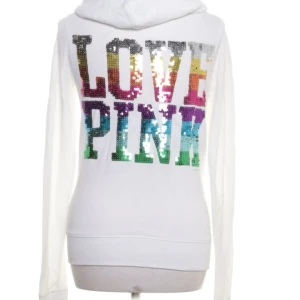 PINK - VS zip up - Säljer denna supersnygga zip upen  Bra skick, storlek XS Riktigt cool, passar folk med y2k stil Victoria Secret Pink Kofta  Unik; går inte att köpa ny. Priset kan diskuteras så skriv för frågor osv. 